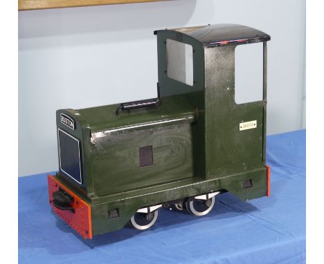 A Maxitrack 5in gauge 0-4-0 "Ruston" Shunter, 5070, green and black, Works No.2554, battery powered, dimensions: 21in (53.25c
