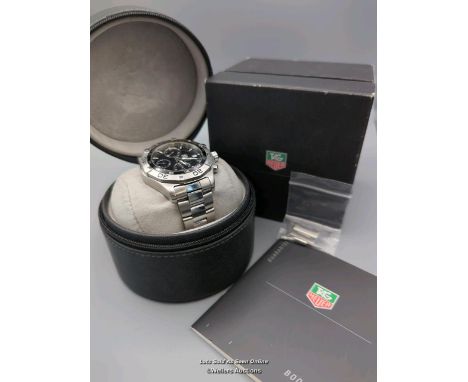 TAG HEUER CAF2110 AQUARACER AUTOMATIC STAINLESS STEEL BRACELET WATCH, CASE DIAMETER 40MM / APPEARS TO BE FUNCTIONAL / WITH BO