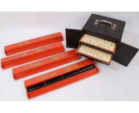 Oriental mahjong bone and bamboo set in wooden relief cabinet, 19cm high, together with set of four lacquered tile traysSplit