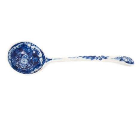 A very rare Worcester blue and white sauce ladle, in the Kangxi Lotus pattern, circa 1770, 17cm long - Worcester blue and whi