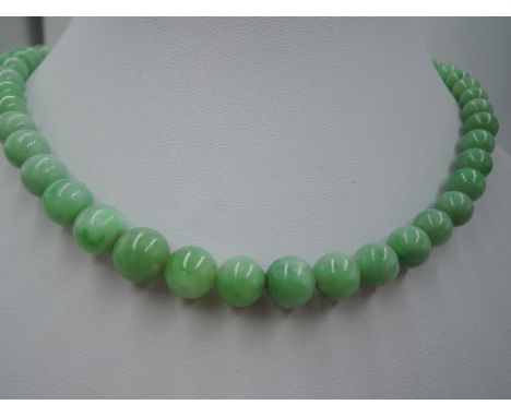 A string of graduated jade beads (later restring), approx 20'
CONDITION REPORT
Overall in good condition, no obvious faults
