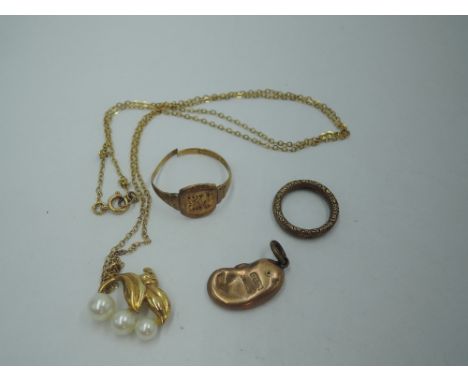 A small selection of 9ct gold jewellery including cultured pearl pendant, signet ring  and charm, some AF,  approx 5g
