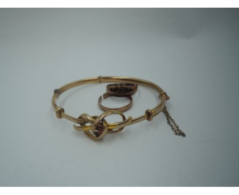 Three pieces of damaged 9ct gold jewellery including wedding band, hinged bangle with knot decoration and band ring, approx 8