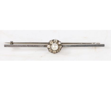A platinum bar brooch with central pearl surrounded by a band of eight diamonds, 57.6mm wide, 4.6g