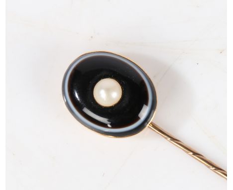 A yellow metal, banded agate and pearl set stick pin, the head set with an oval banded agate centred by a pearl, 81mm long, h