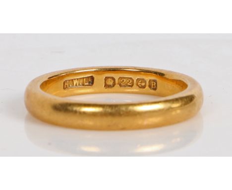 A 22 carat wedding band, ring size K 1/2, 5.1g