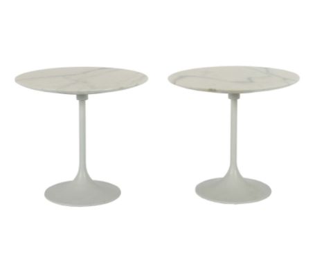 Zwei Beistelltische1980er, in der Art der Tuliptische nach Eero Saarinen, runder Stand aus weiß lackiertem Eisenguss, runde M