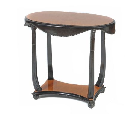 Ovaler Art Déco-Tisch1930/40er Jahre, Holz schwarz lackiert und Vogelaugenahorn furniert, Bodenplatte mit konkav ausgesägten 