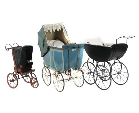 3 Kinderwagen zur Puppendekoration1 x Nachbildung eines 3-Rad-Sitzwagens, Speichenräder, klappbares Dach, HxBxT: 58/32/42 cm,