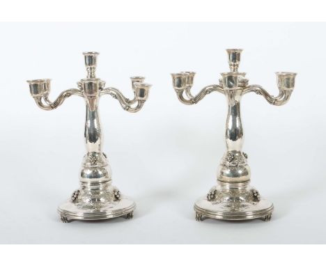 Paar prächtige Art Déco-KerzenleuchterPaul Petersen, Dänemark, 1926, Silber, ca. 3.820 g (gewichtet), runder profilierter Sta