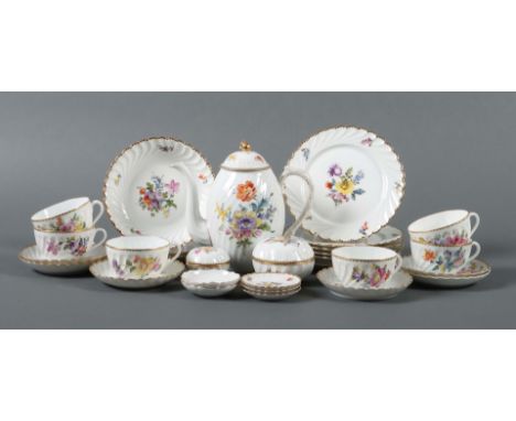 Kaffeeservice mit floralem Dekor für 6 Personen27x Nymphenburg, 1912-75 und 2x Meissen, nach 1934, Porzellan, glasiert, mit s