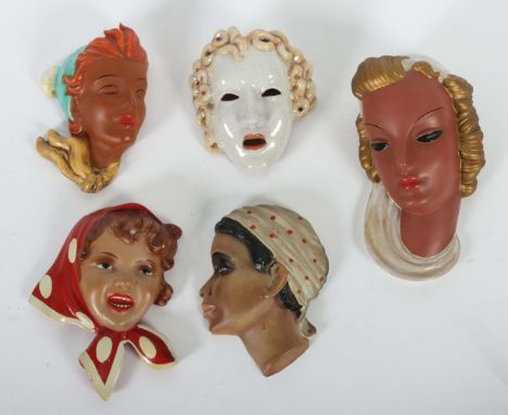 Wandmasken-Konvolut1x Goldscheider, 1x Thomasch, Österreich, 1x Karlsruher Majolika und 2x ungemarkt, 1950/60er Jahre, heller