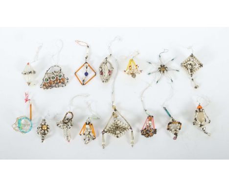 Christbaumschmuckmeist Gablonz, um 1900-1920, 15 Stk. aus teils geformten, bunten Glasperlen und Stäben, kl. geformte Kugeln 