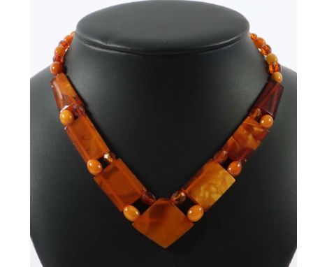Art Déco-Bernsteincollier1930er/40er Jahre, geometrische Bernsteinelemente dazwischen Bernsteinoliven und facettierte Bernste
