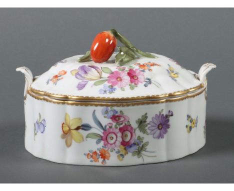 Deckeldose mit BlumendekorNymphenburg, 1912-75, Porzellan, glasiert und mit feiner polychromer Malerei in Aufglasur versehen,