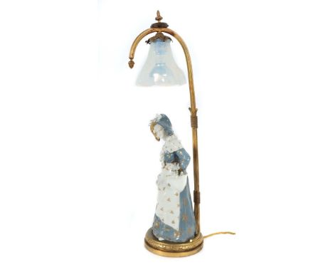 Tischleuchte mit Porzellanfigurum 1900, runder Stand und kannelierter Leuchterarm aus Messing, der glockenblumenförmige Lampe
