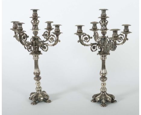 Paar Berliner Kerzenleuchter1842-47, Silber, ca. 1.725 g (gefüllt; ohne Aufsätze), quadratischer von Blattwerk gezierter, in 