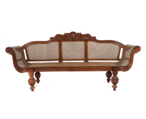 SitzbankIndonesien, 20. Jh., wohl Teakholz/Rattan, Sofa mit geschwungenem Rahmen, Rücken- und Armlehnen schauseitig mit stili