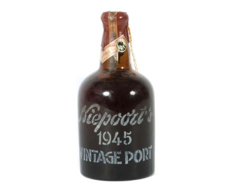 1 Flasche PortweinNiepoort's Vintage Port, JG 1945, 13,5% vol., 0,75 l, Füllstand: ms (ca. 2 cm unterhalb des Halses). Wachsv