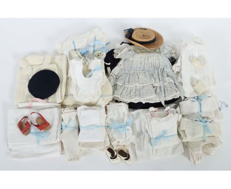 Konvolut Puppenkleidungum 1900-1930, ca. 50 Teile vorw. für Puppen Größe ca. 30-35 cm und etwas Weißwäsche, dabei 1 blaues Ko