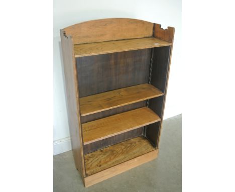 An Edwardian oak three shelf adjustable bookcase - Height 116cm x Width 69cm