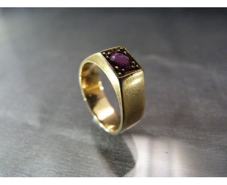9ct Gold Solitaire Ruby Ring (London 1958 by JSW), the Ruby measures approx: 4.7mm in diameter. Size approx: ‘L’ UK, ‘5 ½ ’ U