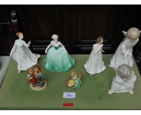 2 Royal Doulton ornaments of ladies in evening gowns, a Coalport figure Debutante of the Year at the Epsom Summer Ball, Lladr