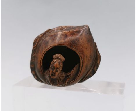 NETSUKE: FRAU AUS EINEM PFIRSICH SCHAUEND / Japanische Schnitzfigur, Asien / Japan, Holz / wohl Buchsbaum, ohne Signatur. Vol