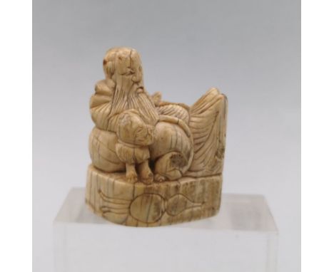 NETSUKE: MANN MIT HUND / Japanische Schnitzfigur, Asien / Japan, Bein, ohne Signatur. Vollplastische Darstellung eines bärtig