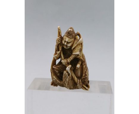 NETSUKE: KRIEGER, EINEN ADLER NIEDERRINGEND / Japanische Schnitzfigur, Asien / Japan, vermutlich Masse mit partiell gebräunte