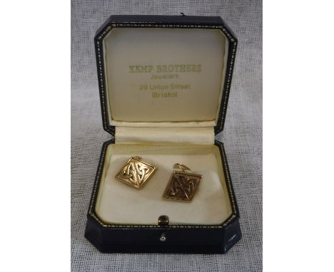 A PAIR OF GENTLEMAN'S 9CT YELLOW GOLD CUFFLINKS, in a fitted presentation case