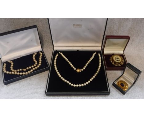 A CULTURED PEARL NECKLACE with a 9ct yellow gold clasp, one other pearl necklace and two Victorian brooches (4)