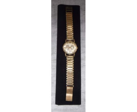 ROTARY: A GENTLEMAN'S 9CT YELLOW GOLD WRISTWATCH, the dial with baton numerals and date aperture, attached to a 9ct yellow go