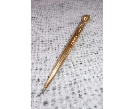 A 14CT YELLOW GOLD PENCIL with engine-turned decoration