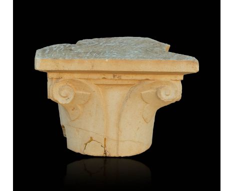 Corinthian capital; Renaissance period, 16th century.Sandstone.Measurements: 35 x 36 cm.This architectural section has been c