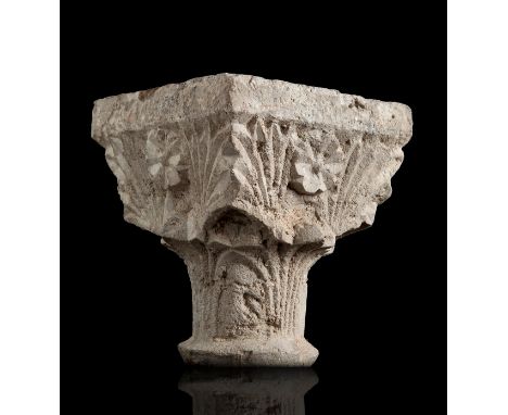 Gothic capital; Spain, 14th century.Carved stone.Wear and tear due to use and the passage of time.Measurements: 22 x 19 x 19 