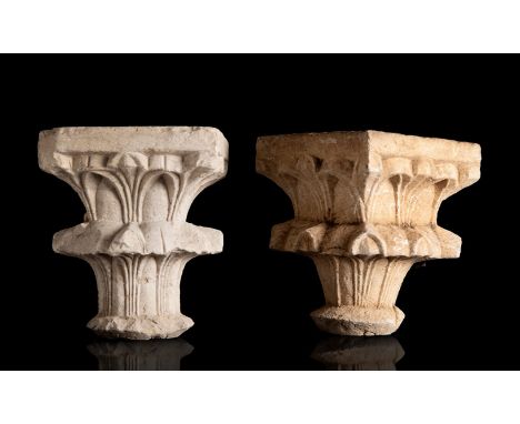 Pair of Gothic capitals, 14th century.Limestone.Measurements: 23 x 19 x 19 cm.Two examples that are characteristic of the for