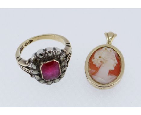 18CT GOLD RUBY CLUSTER RING &amp; 9CT GOLD CAMEO PENDANT (2)