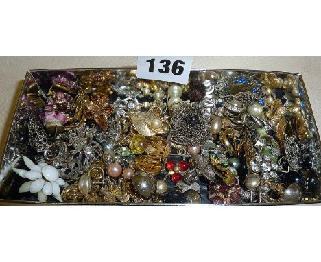 Collection of vintage costume jewellery, mainly earrings