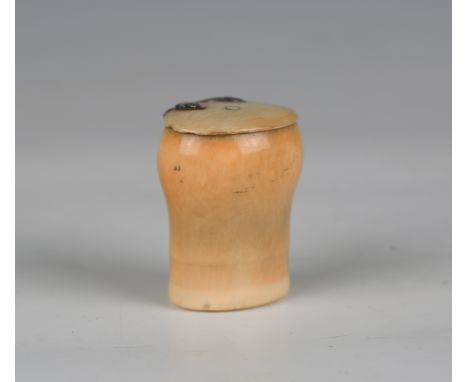 An early 18th century Scottish ivory snuff mull of turned ogee form, the lid with silver foliate hinge, height 5.6cm, width 4