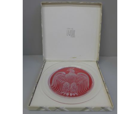 A 1978 Lalique eagle collectors plate, signed and boxed, diameter 21cm 