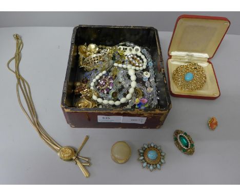 A collection of vintage costume jewellery 