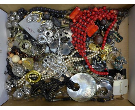 A collection of vintage and other costume jewellery 