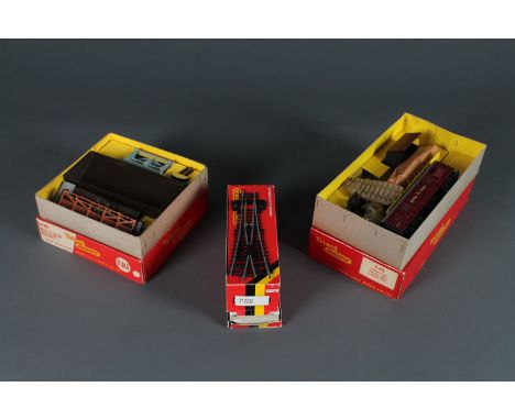 A Hornby Railways 00 gauge Y-Point (R.632), Triang operating mail coach set (R402) and a Triang side tipping car set (R.345)