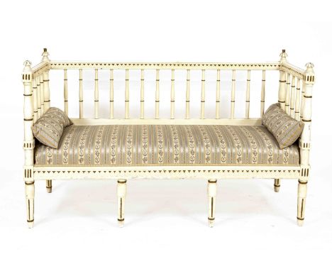 Sofa/Sitzbank im gustvianischen Stil um 1900, Holz weiß und Gold bemalt, 85 x 148 x 52 cm.