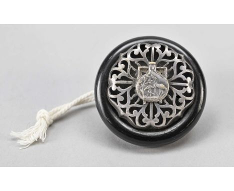 Kagami-Buta-Netsuke, Japan, Edo-Periode(1603-1868), 19. Jh., schwarzlackiertes Holz und Silber, runder knopfartiger Holzkörpe
