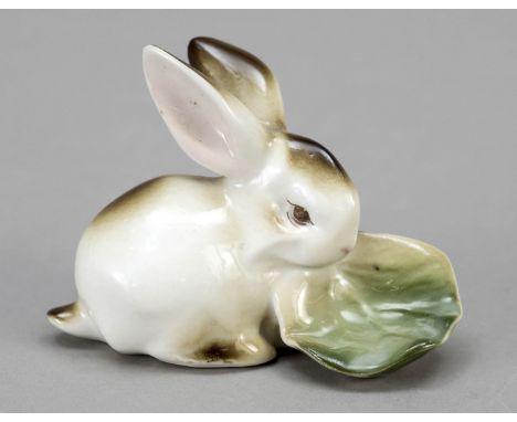 Hase mit Kohlblatt, Pecs Zsolnay, Ungarn, 20. Jh., polychrom staffiert in Unterglasurfarben, H. 6,5 cm