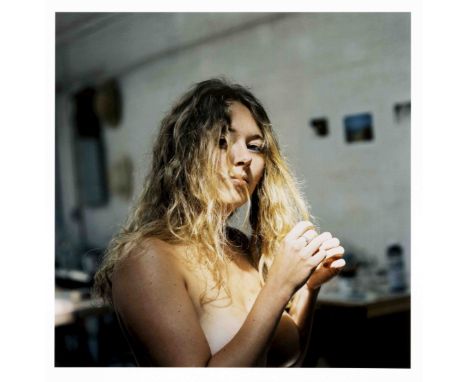 John Isaacs (*1968), zeitgenössischer, englischer Fotograf. Zwei C Prints aus der Folge ''I am happy because everybody loves 