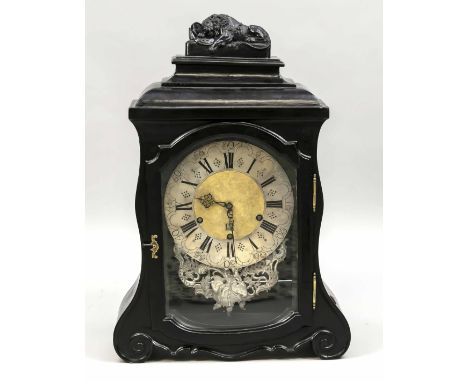Barockuhr, Johannes Körner, Baden Bruchsal, 18. Jh., ebonisiertes Holz mit oben liegenden vollplastisch geschnitzten Löwen, v