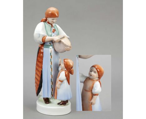 Mutter mit ihrer Tochter, Zsolnay Pecs, Ungarn, 20. Jh., Bäuerin, die ihrer Tochter eine Scheibe Brot abschneidet, polychrom 